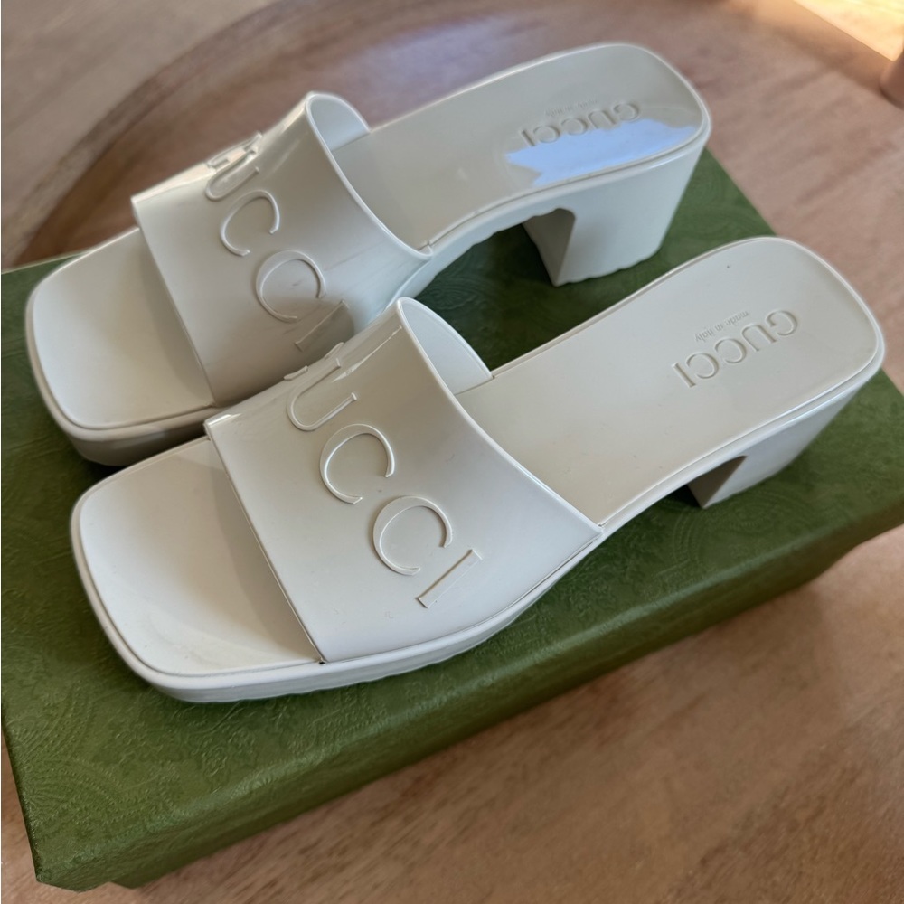 Gucci RUBBER SLIDE SANDAL (Mystic White)